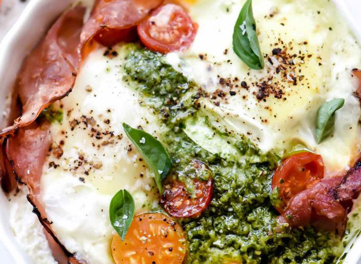 microwave caprese egg breakfast