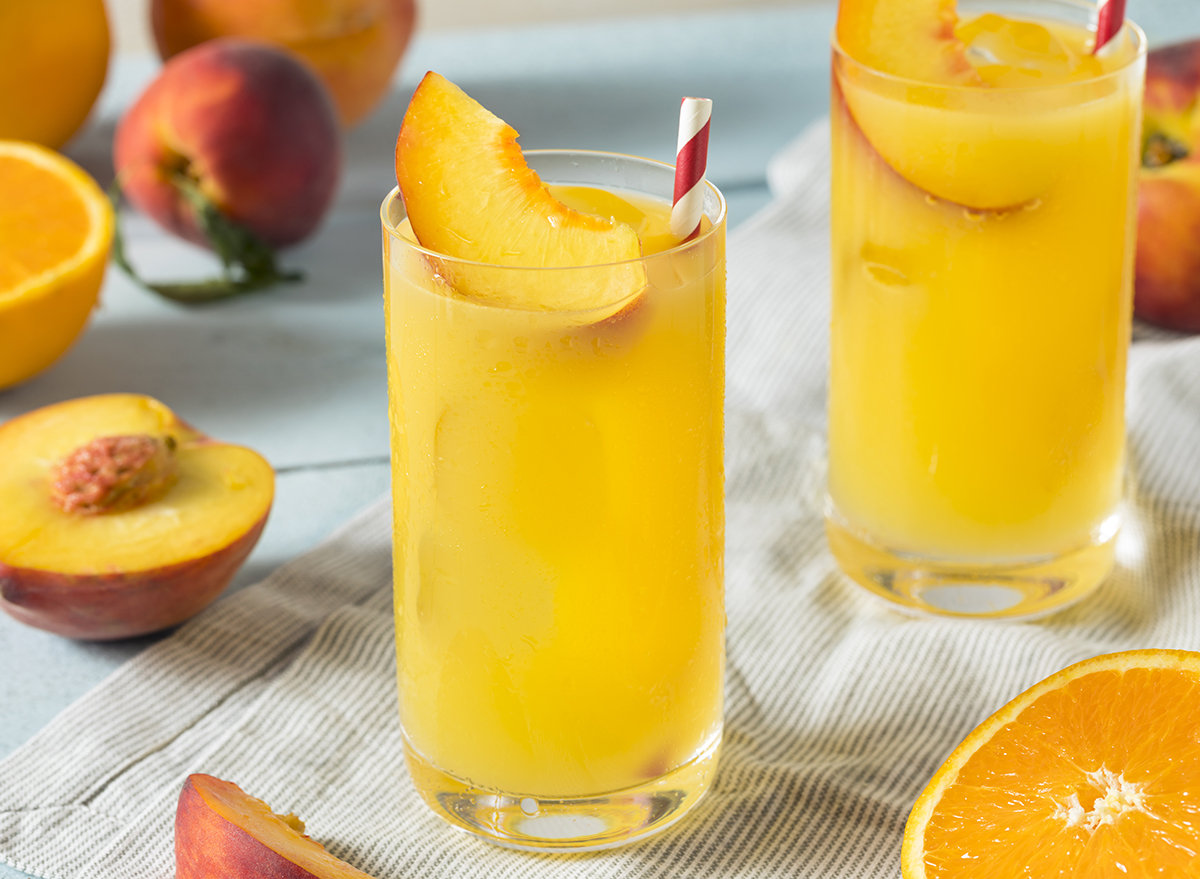 fuzzy navel cocktail with peach slice