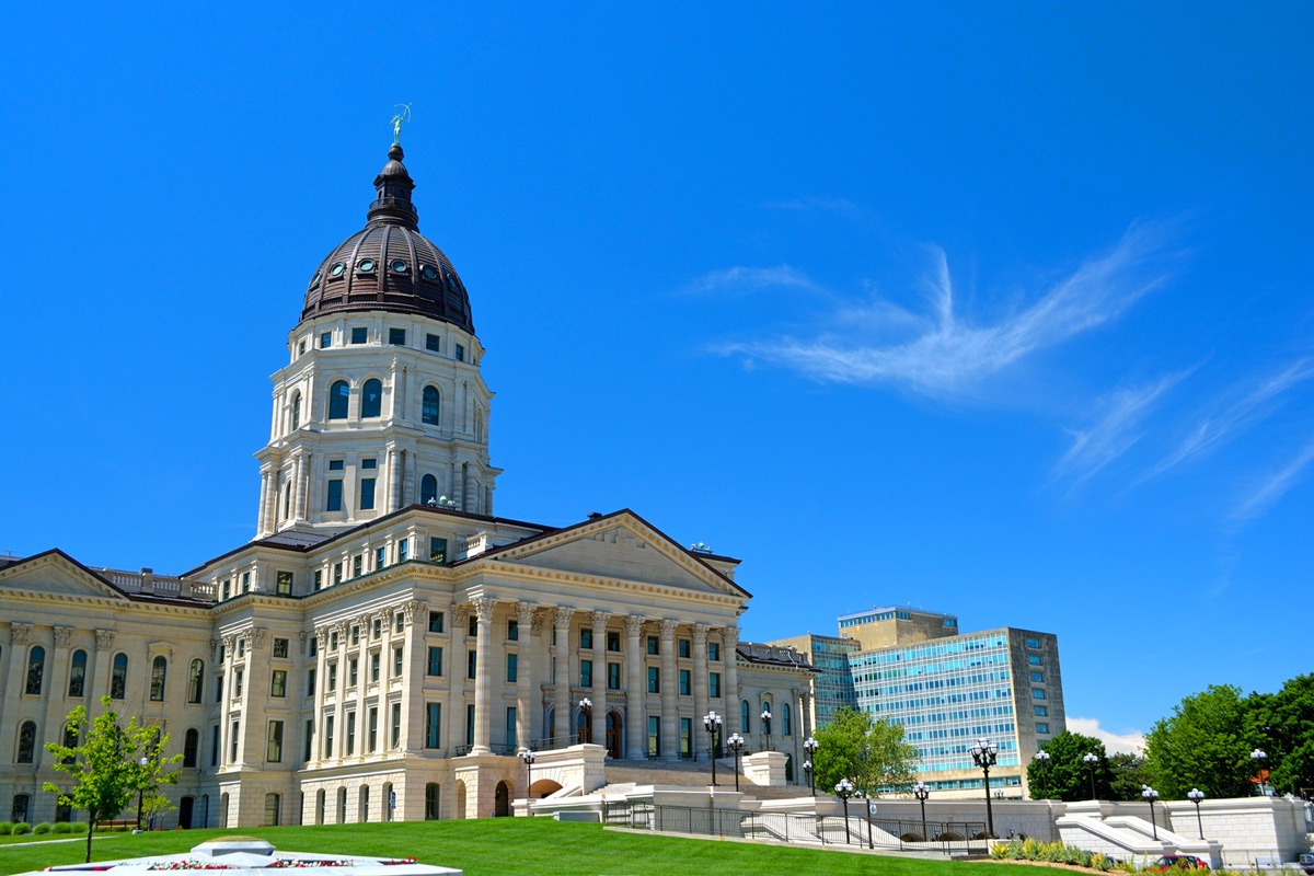 Edificio del Capitolio del Estado de Kansas en un día Soleado