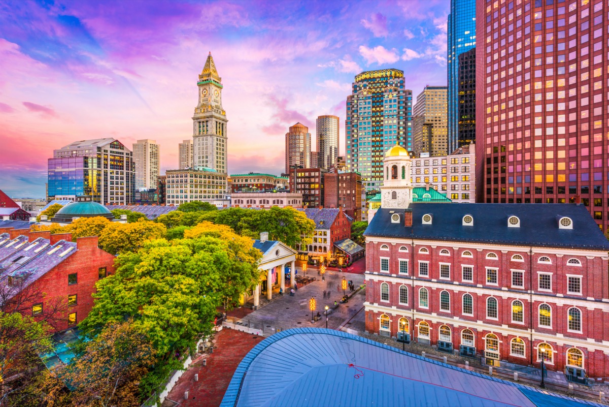 Boston, Massachusetts, USA historyczna panorama o zmierzchu.