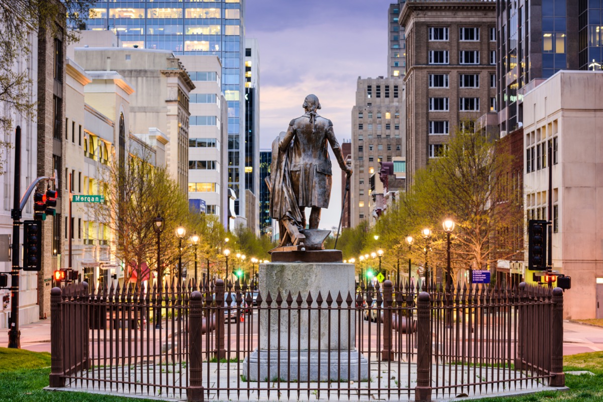 Raleigh, North Carolina, USA downtown gezien vanaf het Capitol Building grounds.