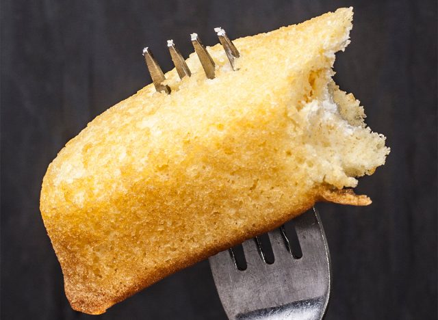 Twinkie de vainilla en un tenedor