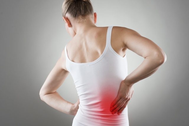 La douleur.  L'insuffisance rénale chronique est indiquée par une tache rouge sur le corps d'une femme.