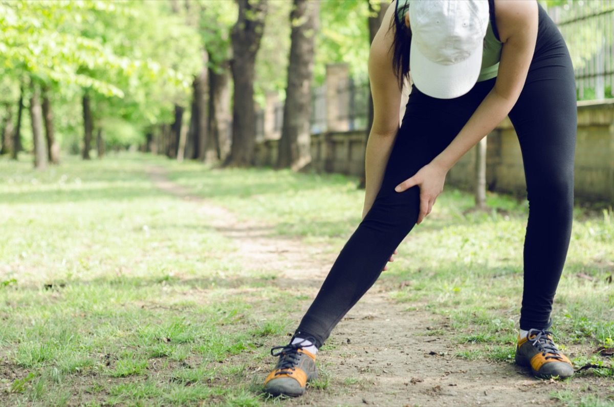 athlete has a pain in his knee while running