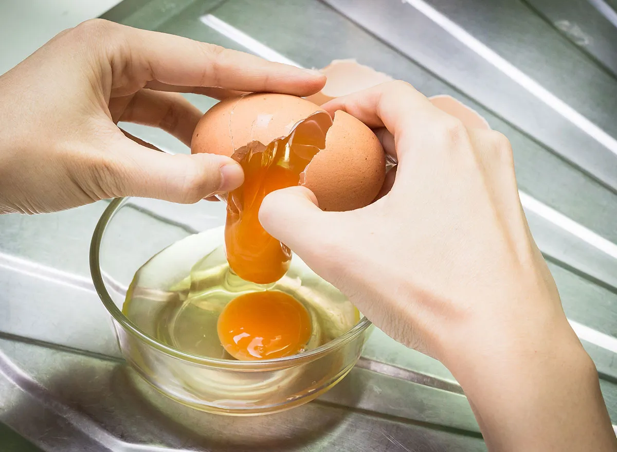 Как правильно разбивать яйца