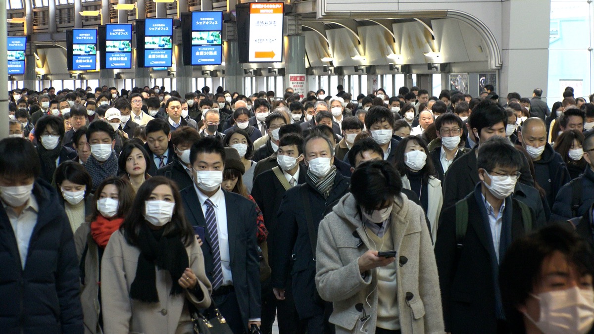 of people walking at Shinagawa station in busy morning rush hour.