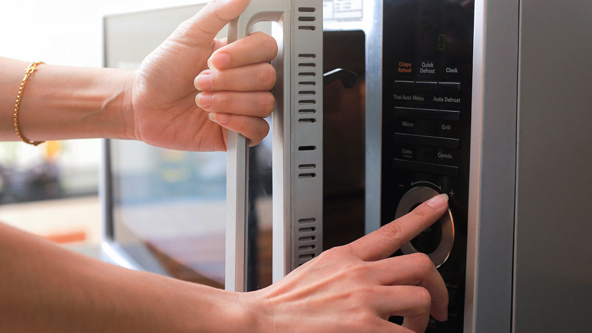 Dangerous Side Effects of Eating Microwaved Meals, According to Science