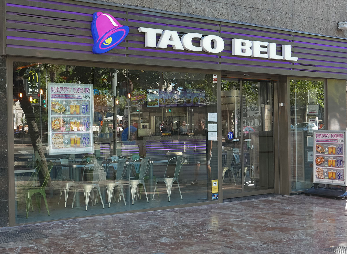 taco bell restaurant exterior