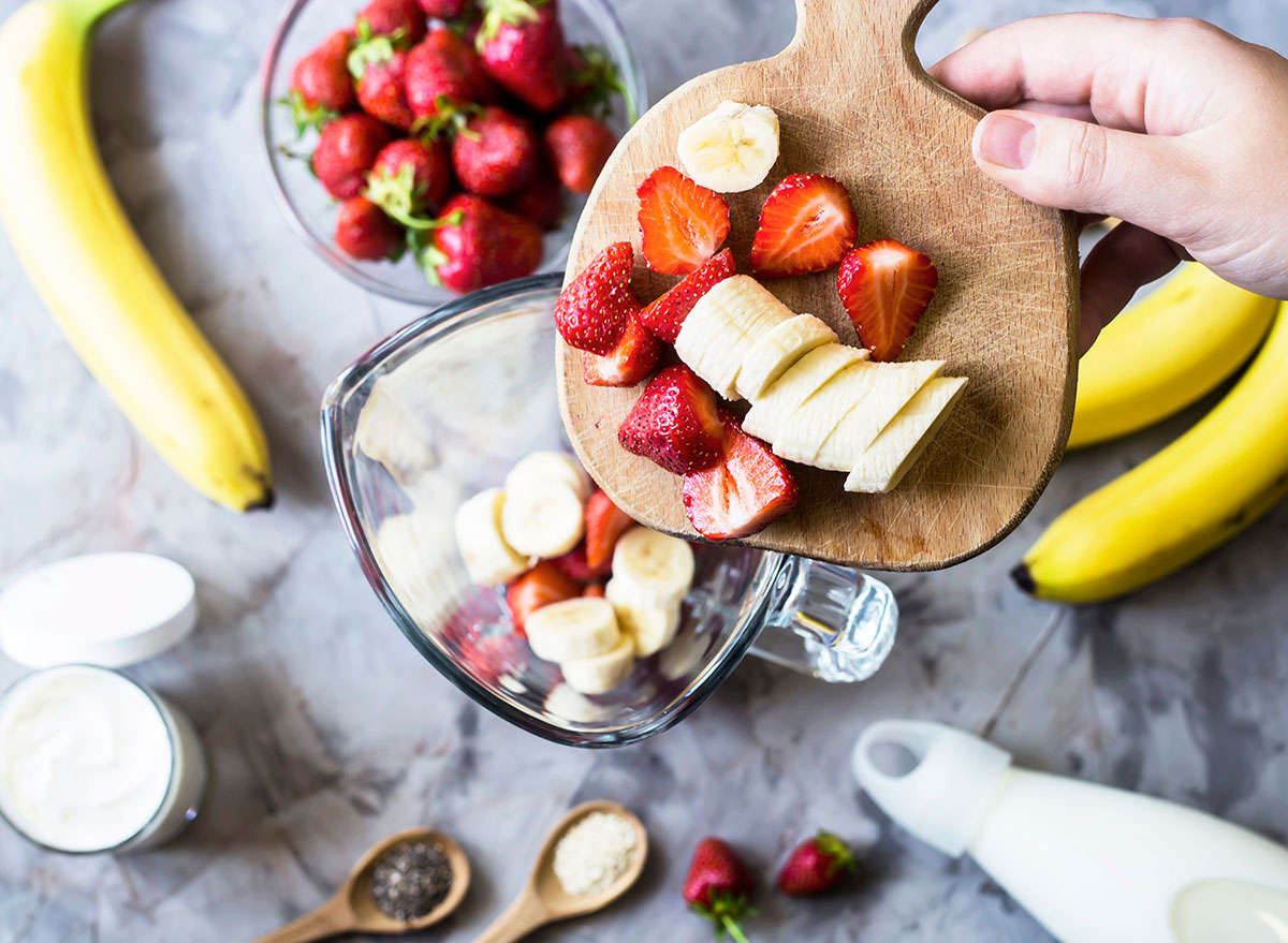 blending smoothie