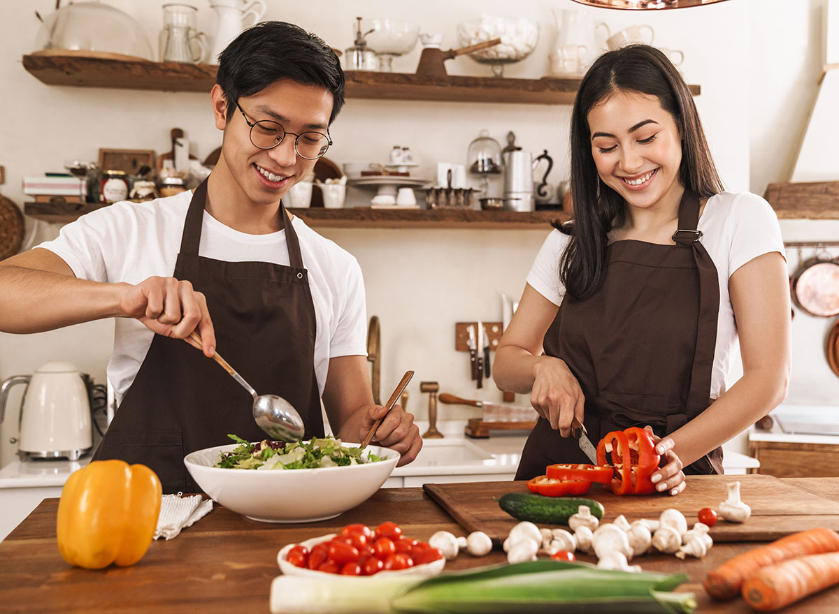 You know cooking. Cook the dinner или Cook dinner. Человек за готовкой еды поза. Мама увлекается готовкой. Делать обед.