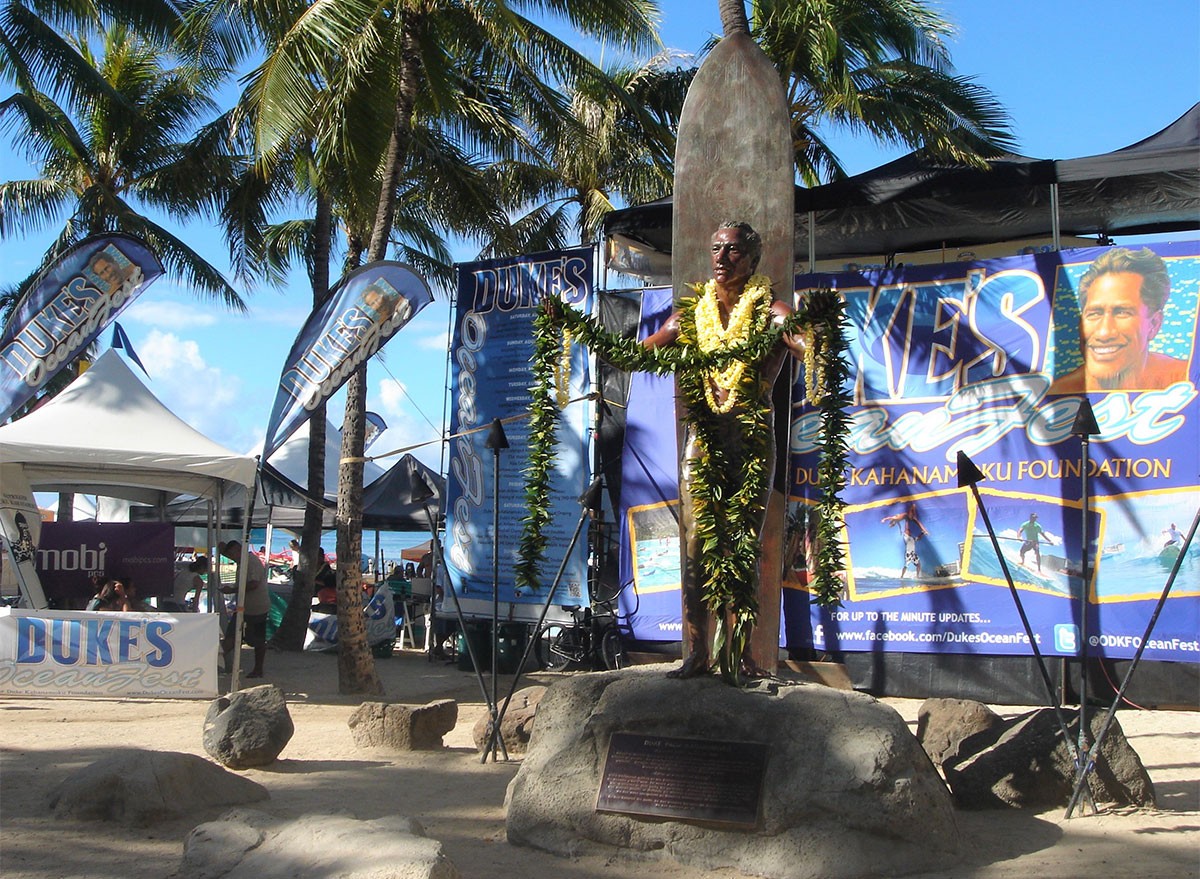 dukes statue in waikiki hawaii