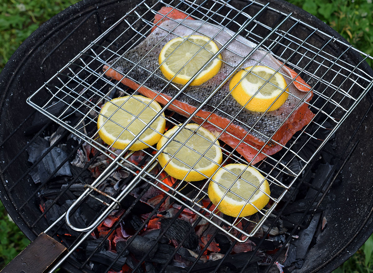 grilling salmon