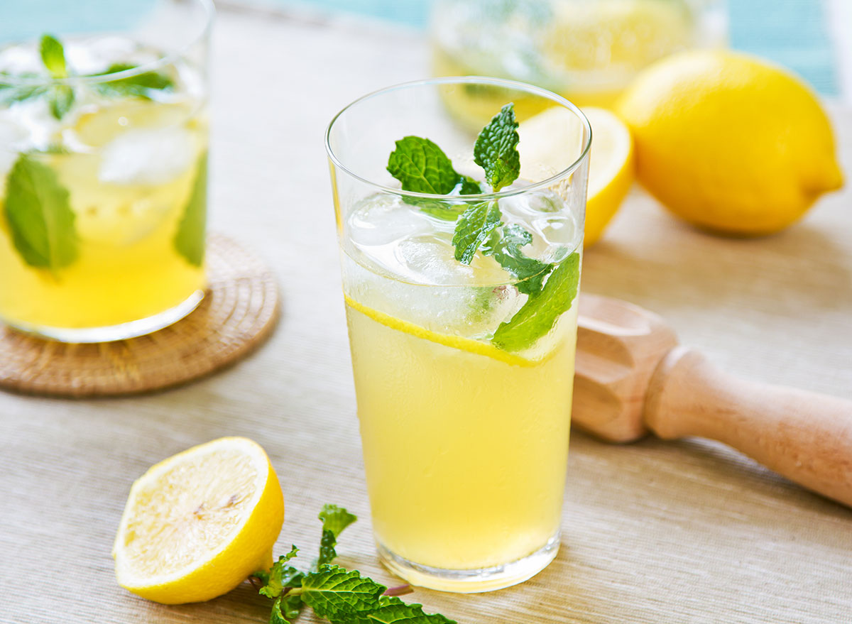 Ways Drinking Lemon Water Helps You Lose Weight, Says Science (1)