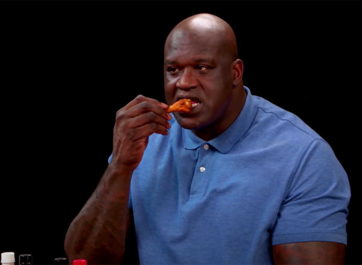 shaq eating wings