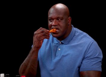 shaq eating wings