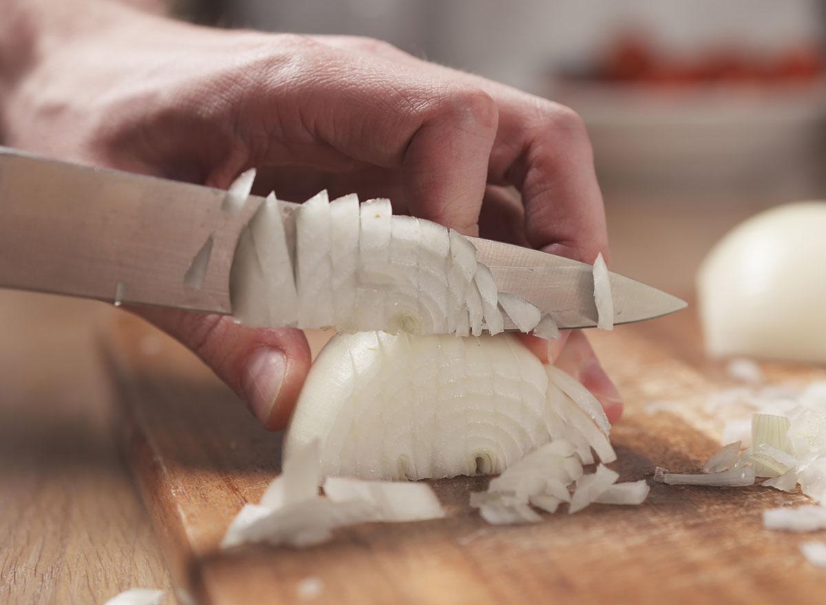 slicing onion