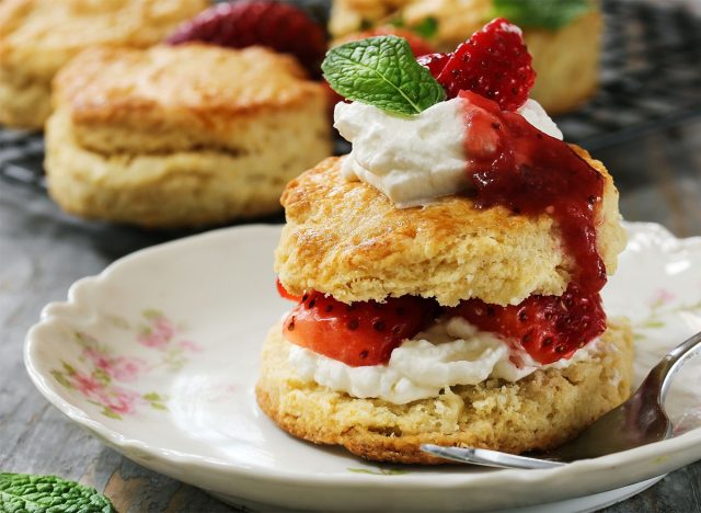Erdbeer-Shortcake-Keks auf einem Teller