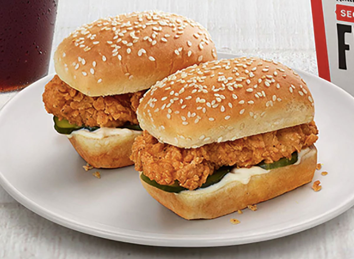 frango kfc littles na placa de