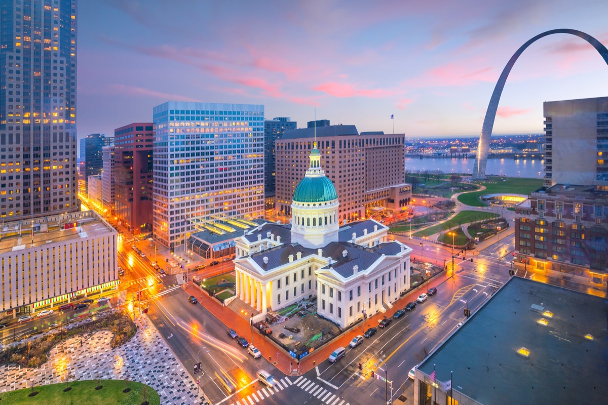 Horizonte del centro de St. Louis al crepúsculo desde la vista superior
