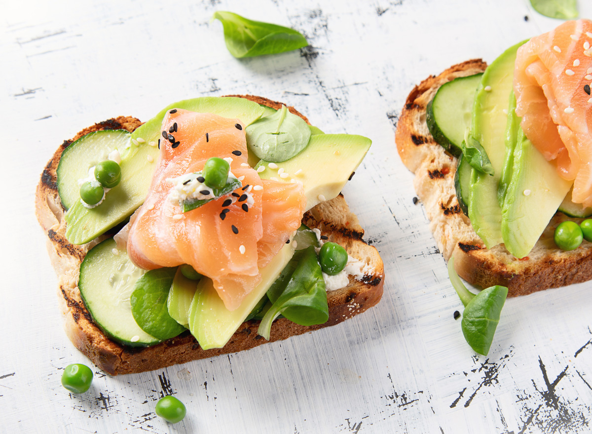 lax avokado gurka toast