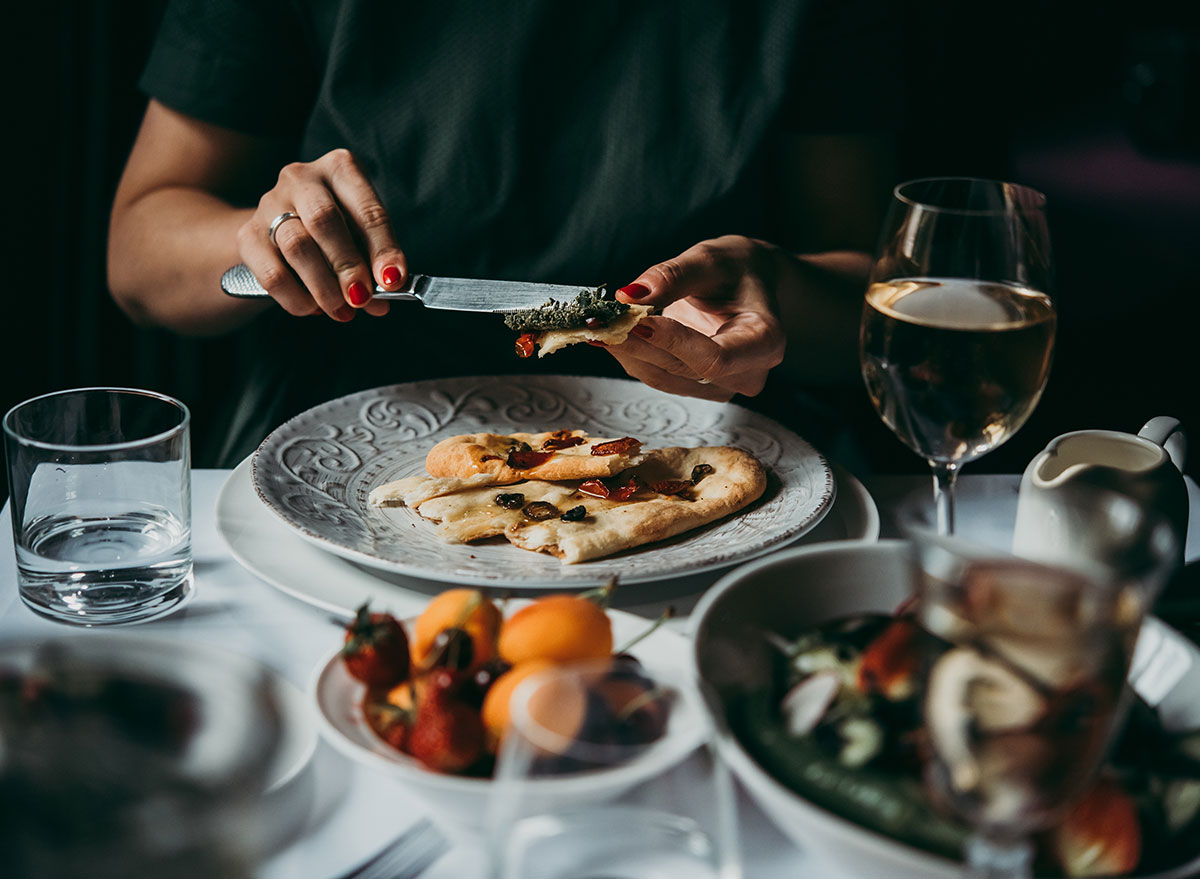 woman eating carbs