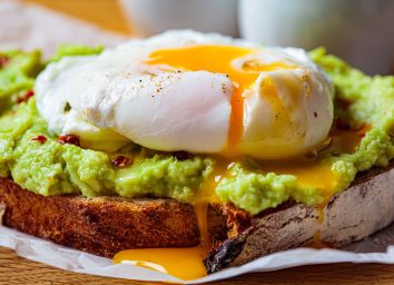 egg on avocado toast