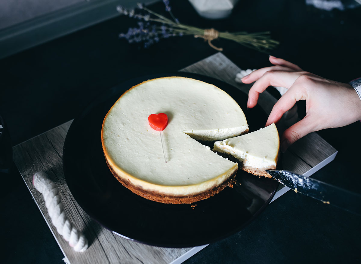 cutting cheesecake