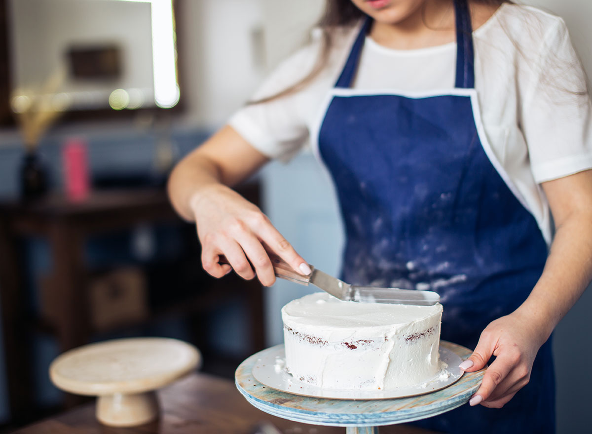 frosting cake decorating