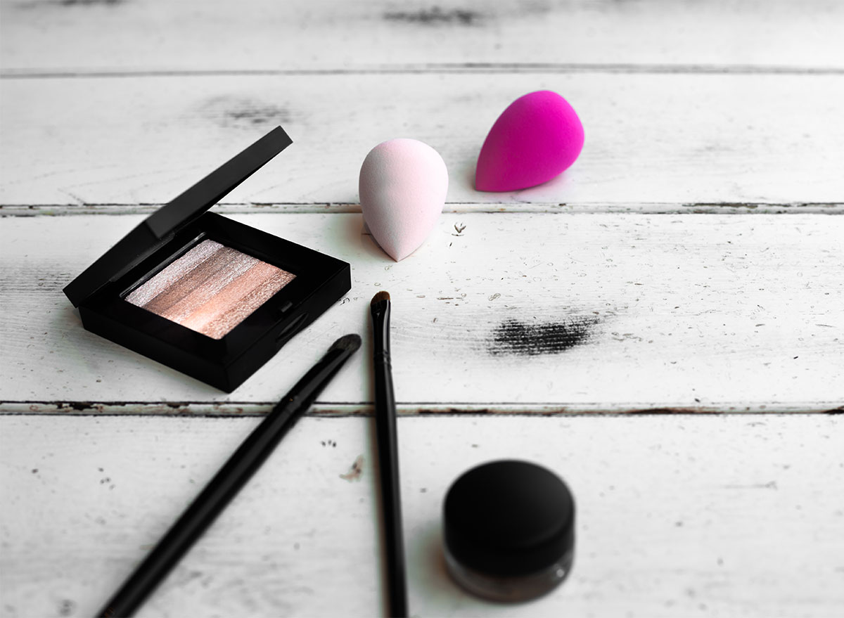 makeup sponges with eyeshadow palette and brushes