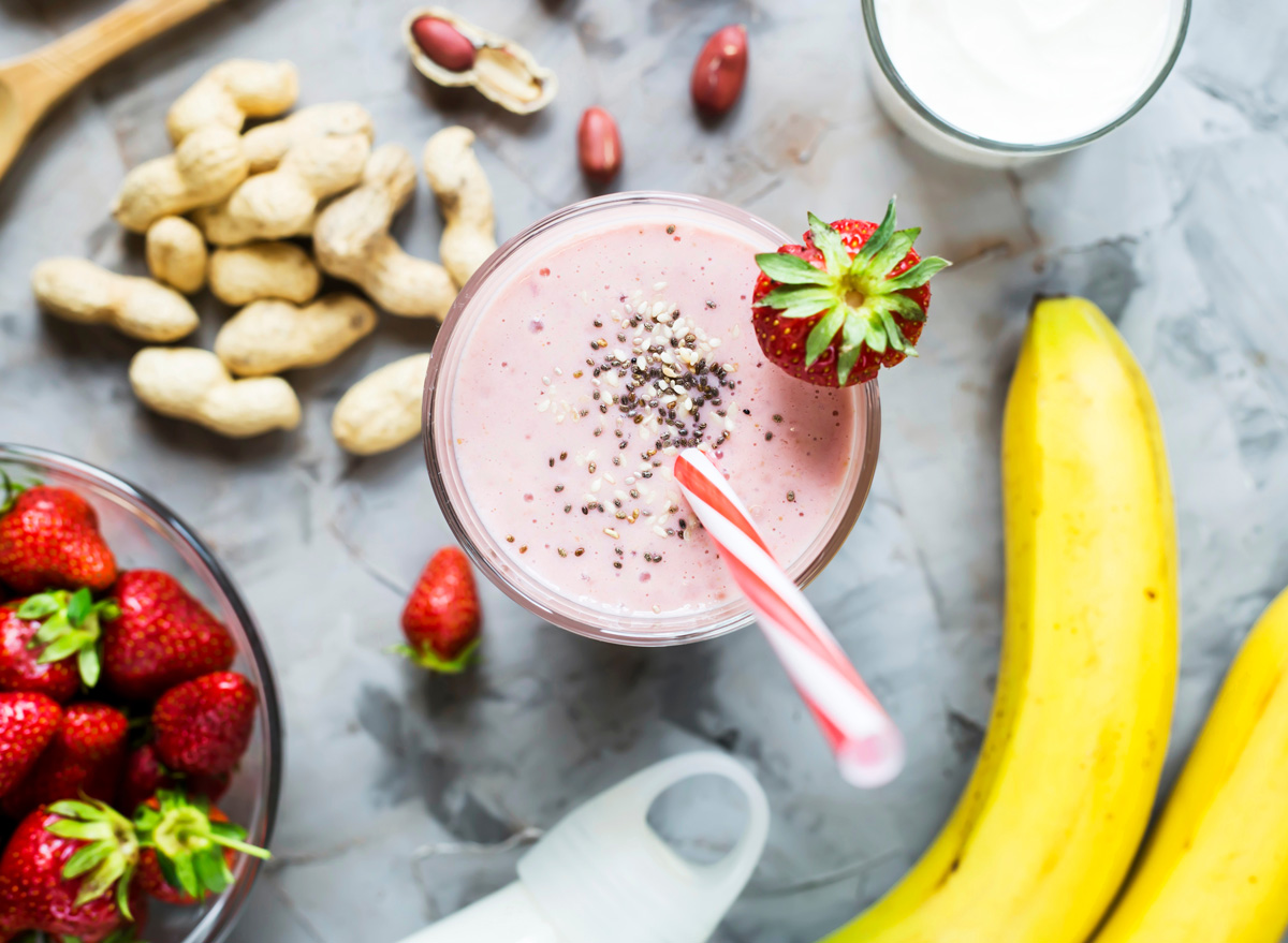 peanut butter strawberry banana smoothie
