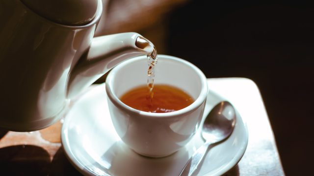 pour cup tea from tea pot