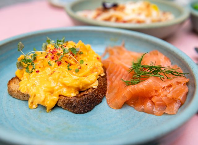 scrambled eggs with smoked salmon and toast