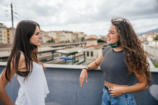 Femmes avec des masques faciaux baissés