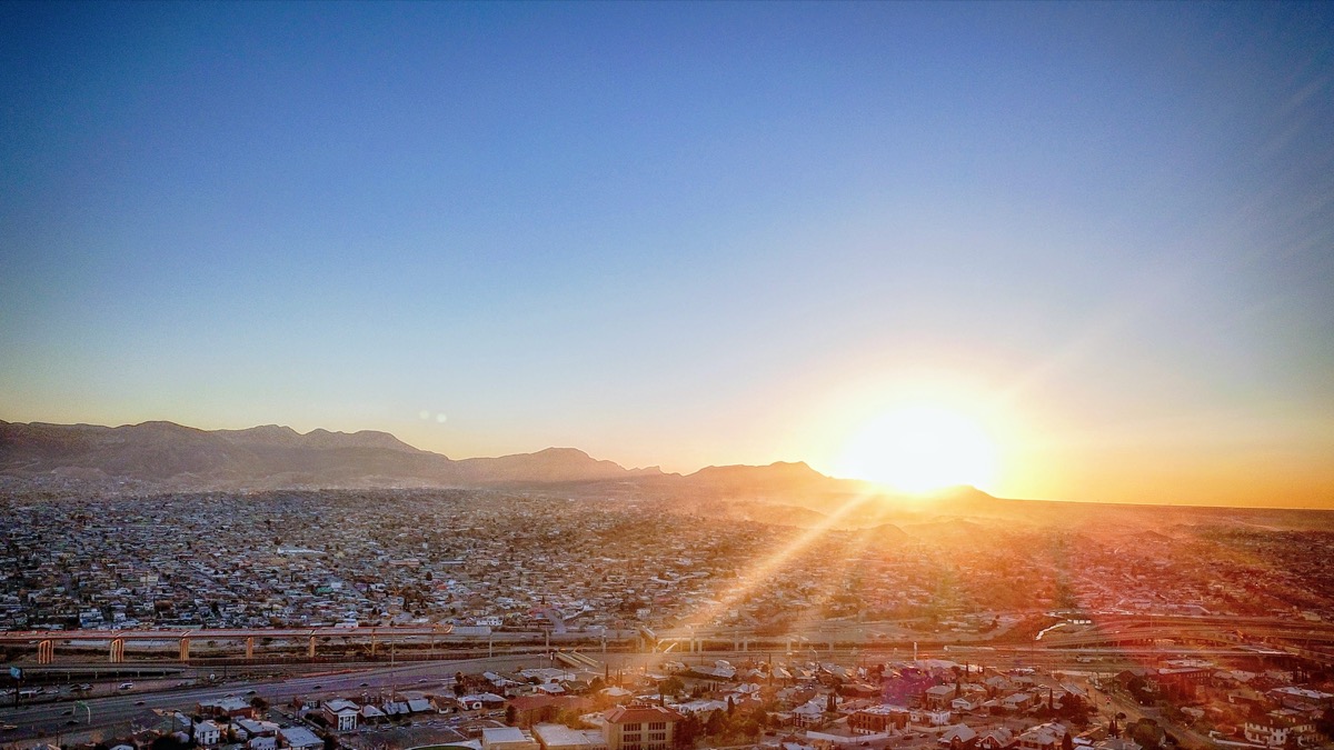 zonsondergang boven El Paso, TX, USA en Juarez, Mexico
