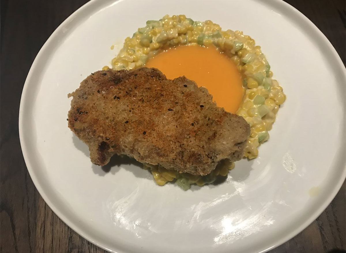 plate of fried chicken with creamed corn