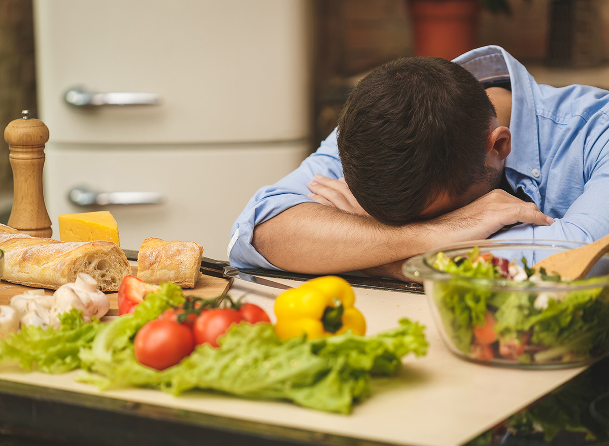 В обед болит голова. Человек салат. Lost еда. Bad eating Habits.