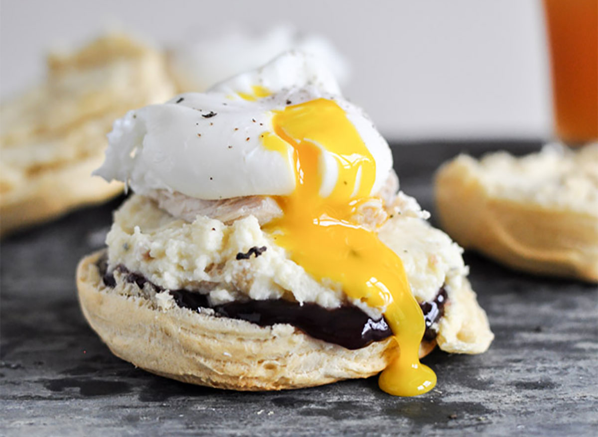 thanksgiving leftover breakfast sandwich with mashed potatoes and poached egg