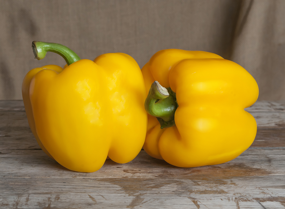 Почему перец желтый. Перец желтый. Yellow Bell Pepper. Жёлтый болгарский пере. Болгарский перец желтый монстр.