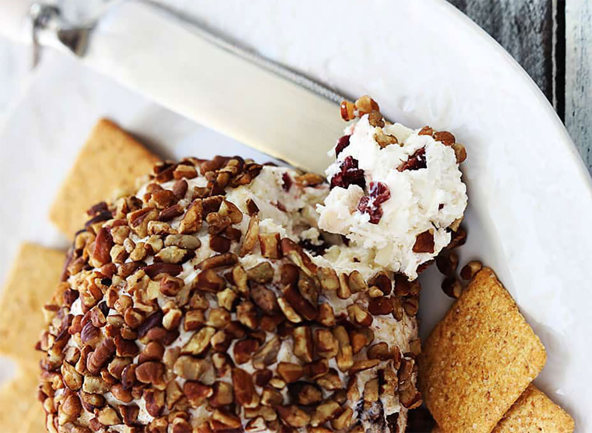 cranberry pecan cheeseball with crackers