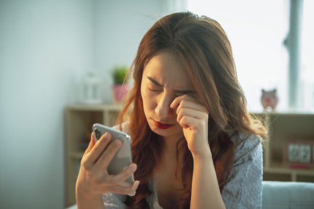 Woman Use Of Mobile Phone And Feel Pain On Eye