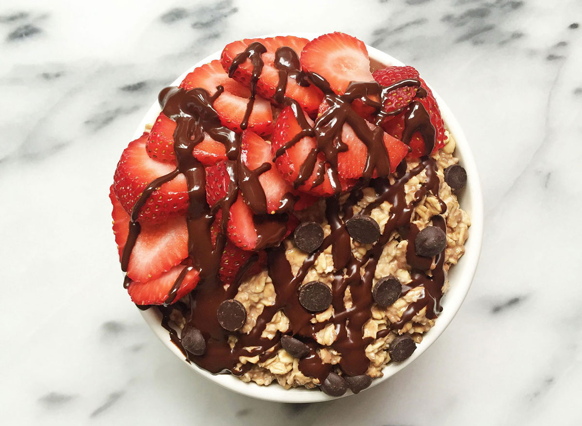 chocolate covered strawberry overnight oats