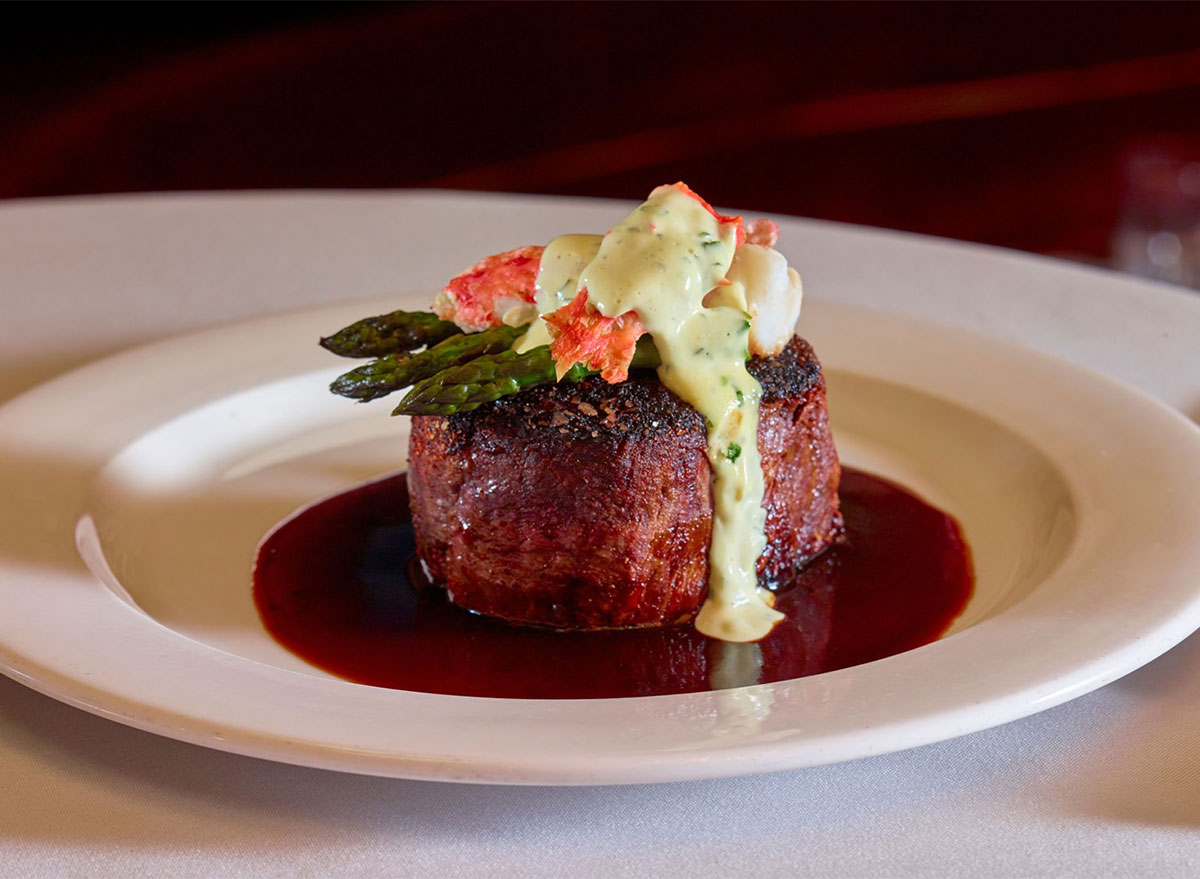 steak with asparagus and hollandaise sauce