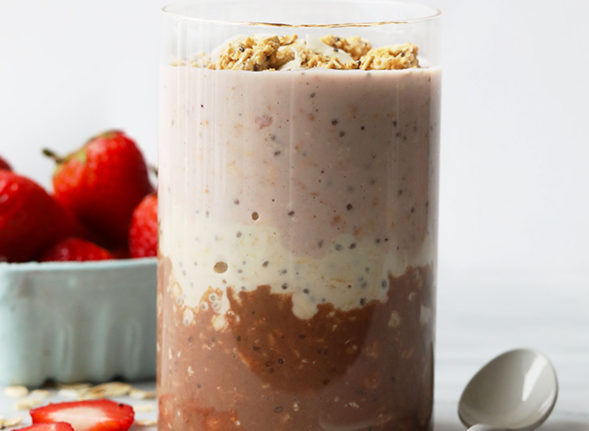 neopolitan overnight oats