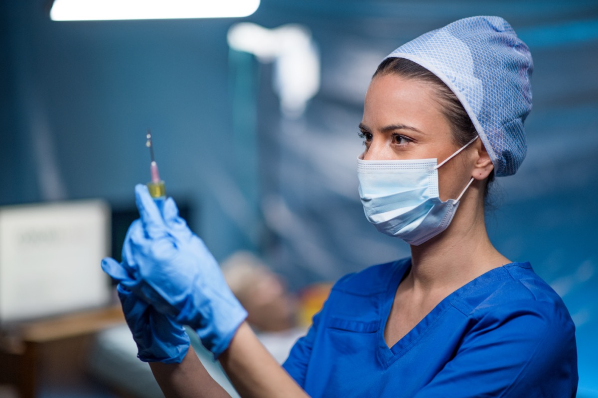 Docteur tenant une seringue à l'hôpital.