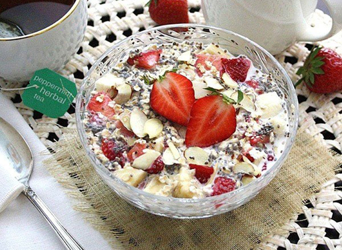 strawberry almond oats