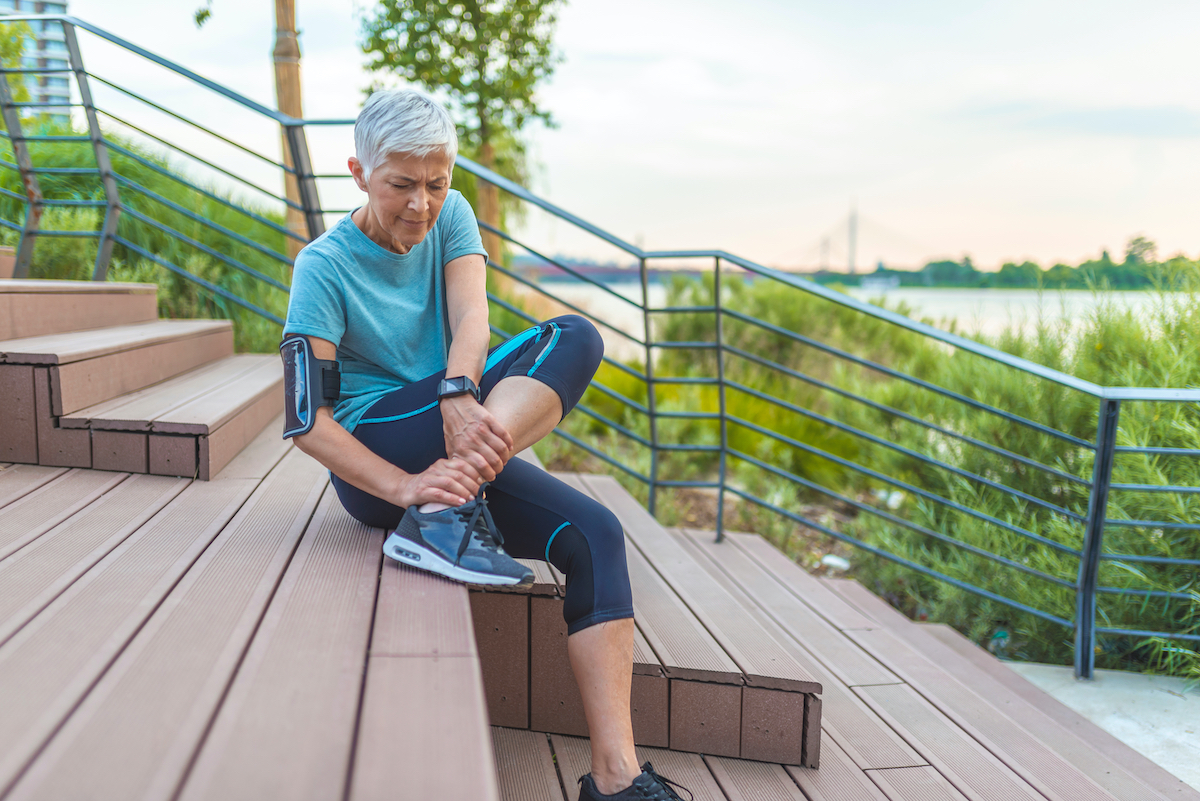 woman feeling leg pain while running