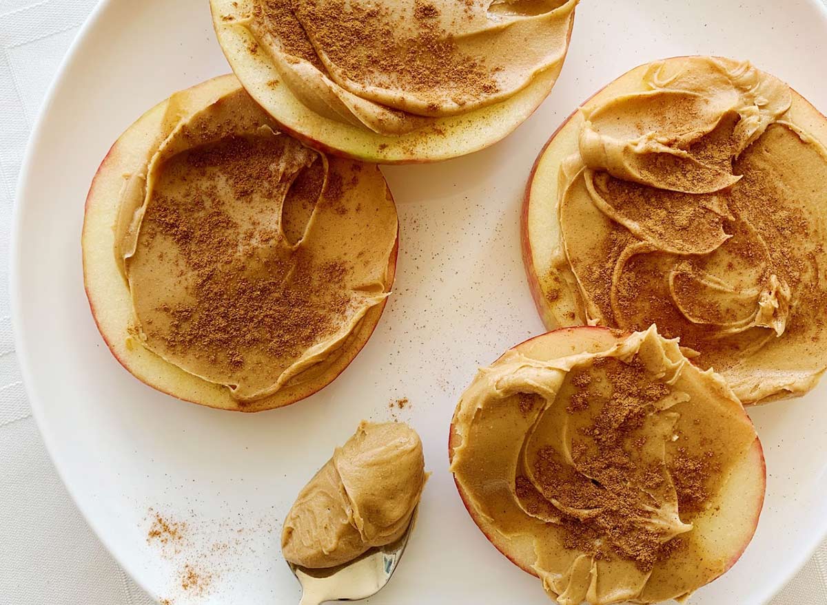 apple slices with peanut butter and cinnamon