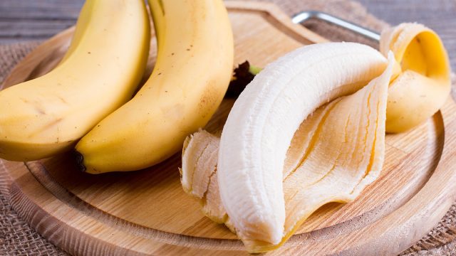You Re Eating Bananas Wrong Here S The Right Way Eat This Not That