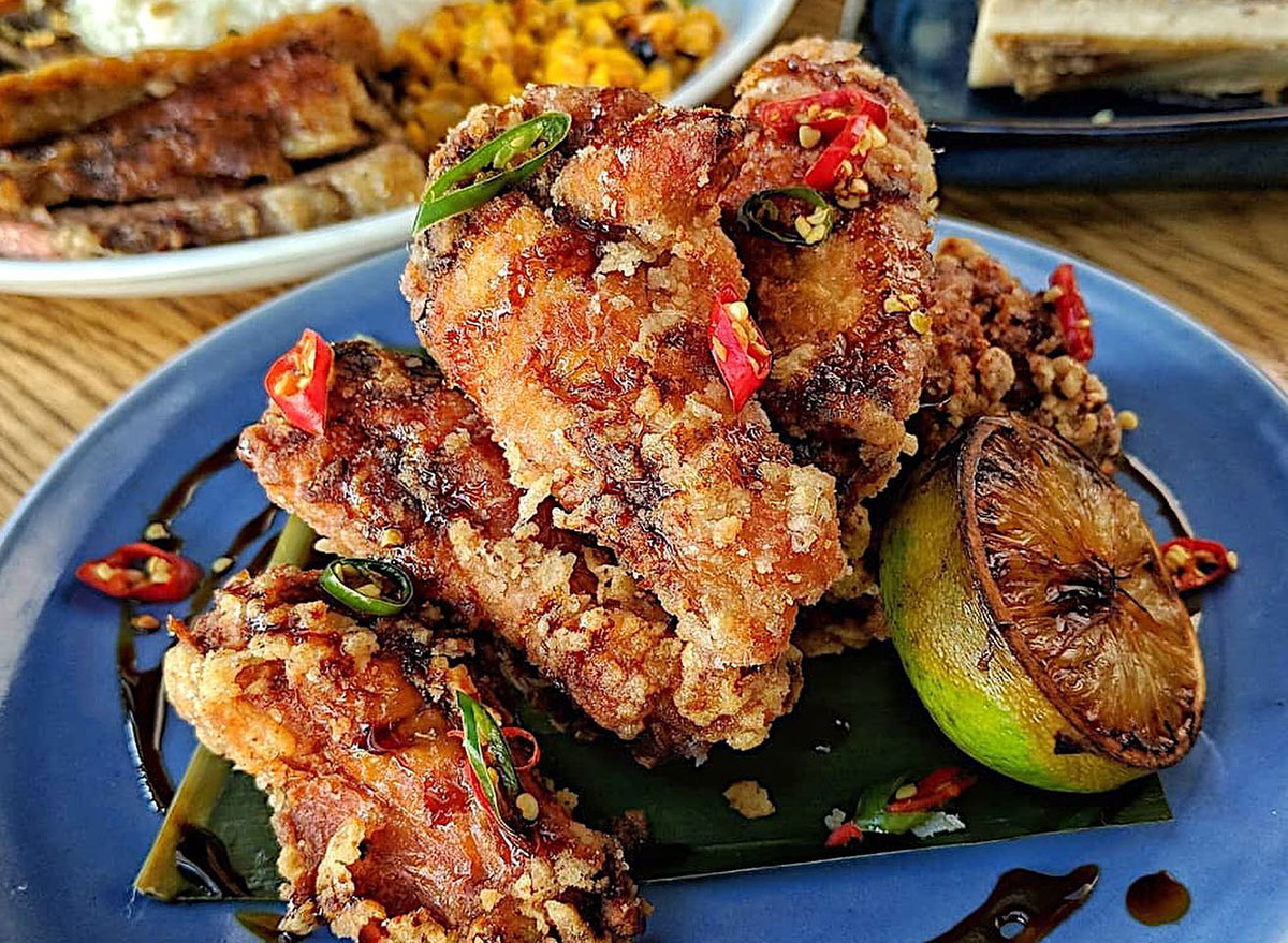 spicy fried chicken wings with lime wedge