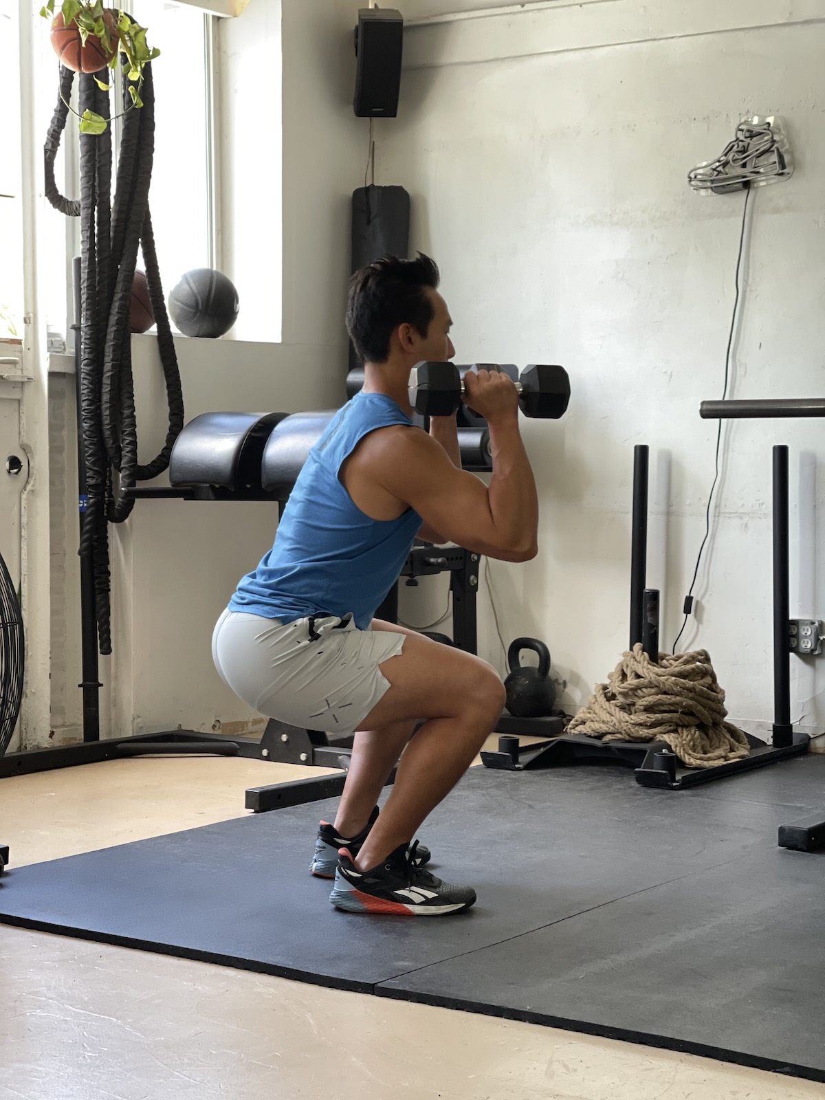 tim liu doing a dumbbell thruster